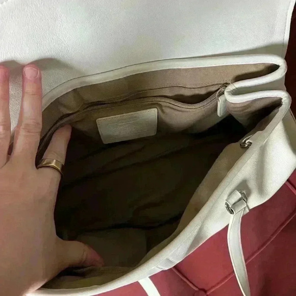 Beautiful Coach Hamptons White Leather Purse - Excellent Condition - Picture 12 of 15